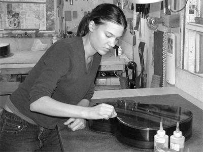 Picture of Joshia de Jonge french polishing a guitar's back